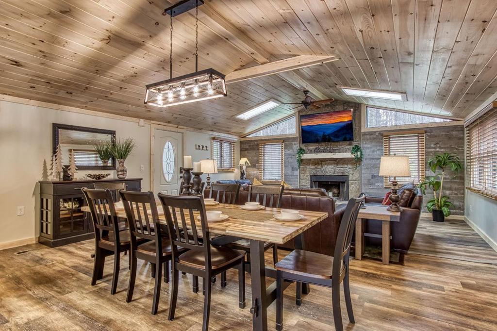 גטלינבורג Whispering Winds, Hot Tub, Game Room, Wifi, 1089 Free Tickets Each Paid Day, Dollywood And More מראה חיצוני תמונה