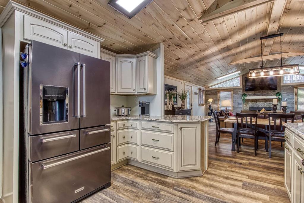 גטלינבורג Whispering Winds, Hot Tub, Game Room, Wifi, 1089 Free Tickets Each Paid Day, Dollywood And More מראה חיצוני תמונה