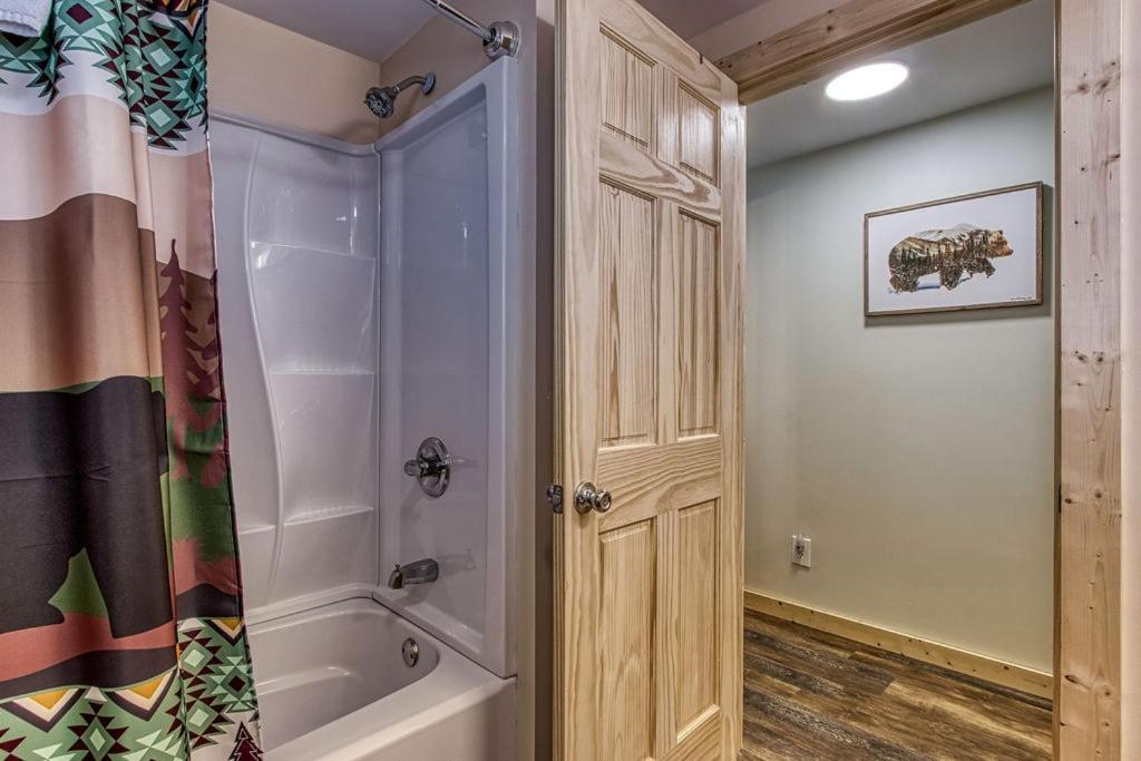 גטלינבורג Whispering Winds, Hot Tub, Game Room, Wifi, 1089 Free Tickets Each Paid Day, Dollywood And More מראה חיצוני תמונה