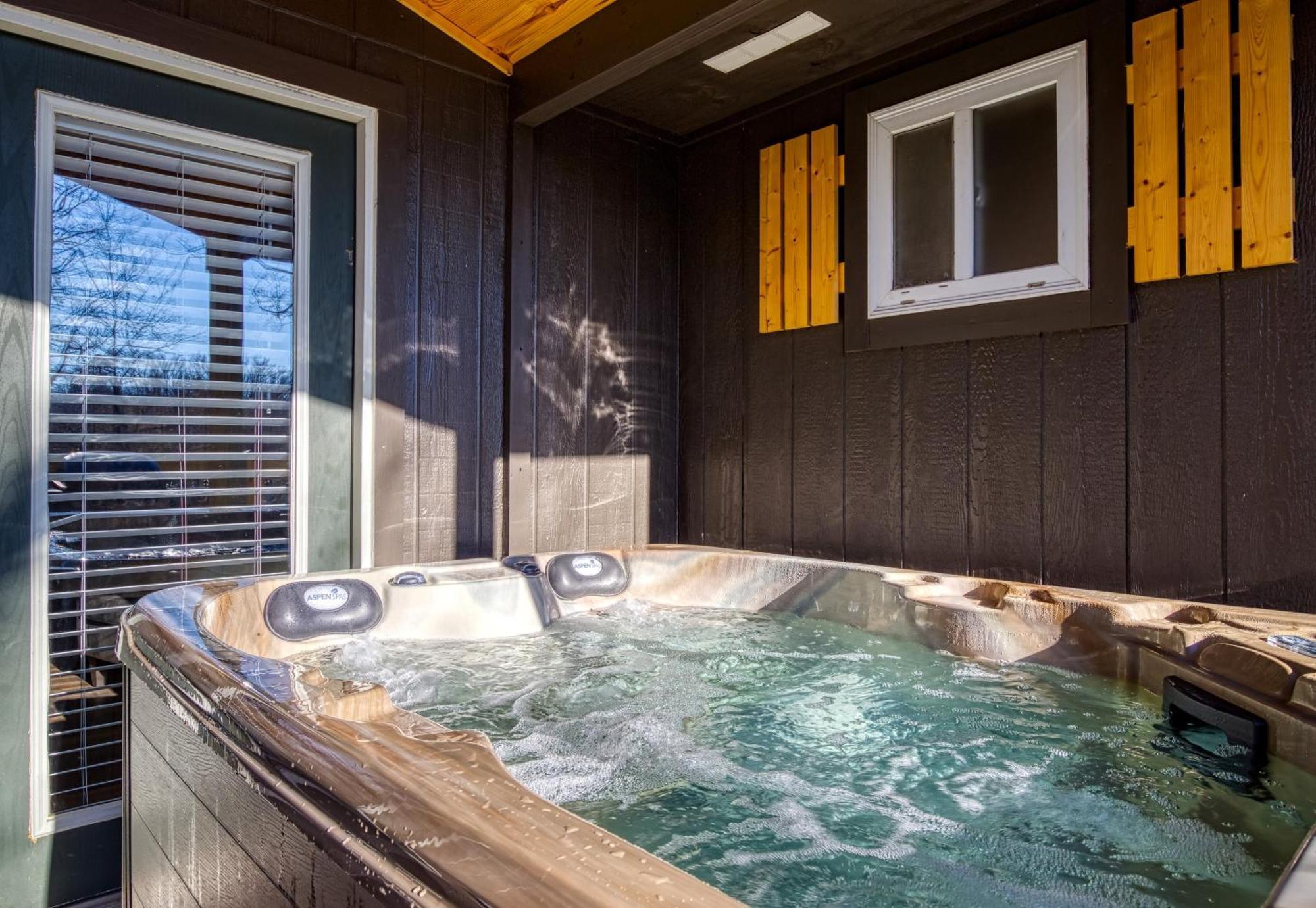 גטלינבורג Whispering Winds, Hot Tub, Game Room, Wifi, 1089 Free Tickets Each Paid Day, Dollywood And More מראה חיצוני תמונה